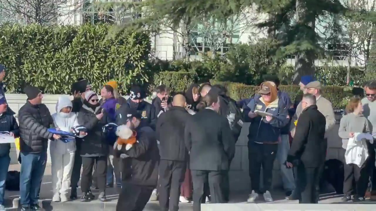 湖人客战爵士 东契奇在场外抽空为犹他州的湖人球迷签名?
